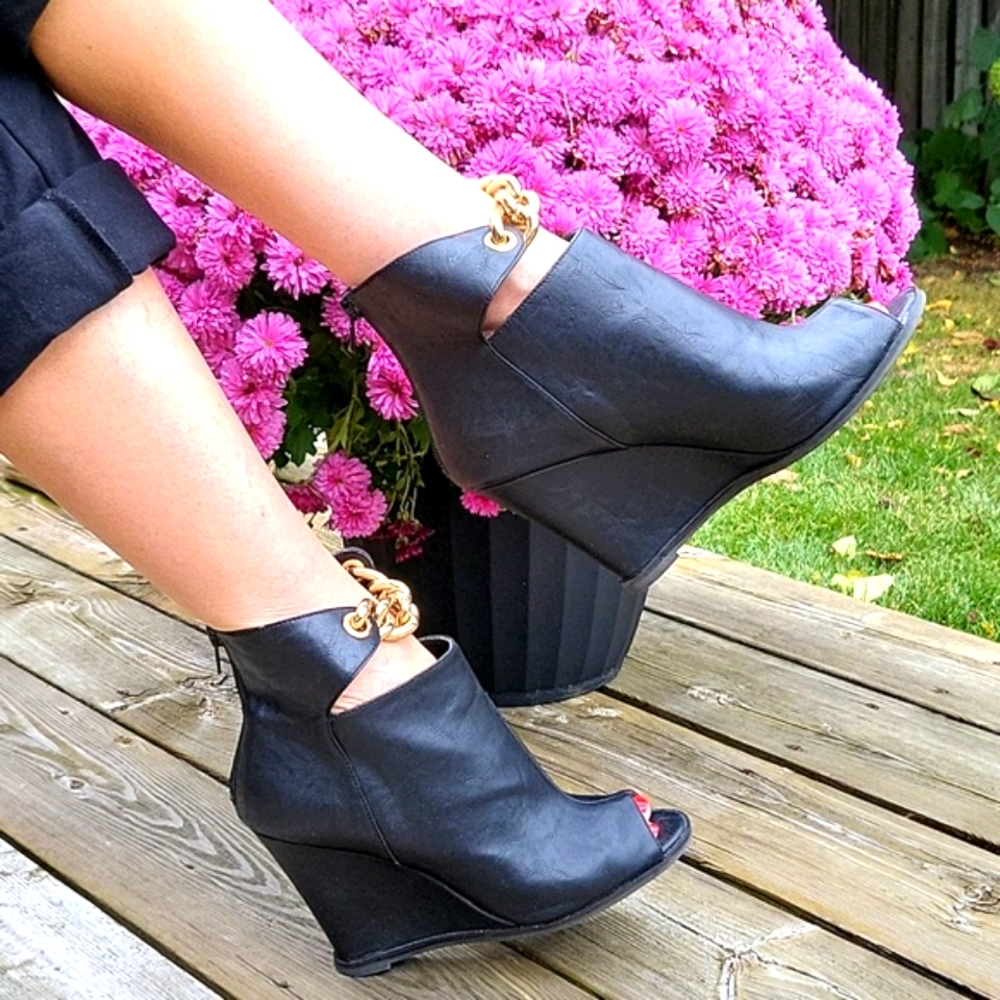 Super Hot Ankle Boots! LIKE NEW! Zigi Soho Faux Leather, Gold Chains, Wedge, 8